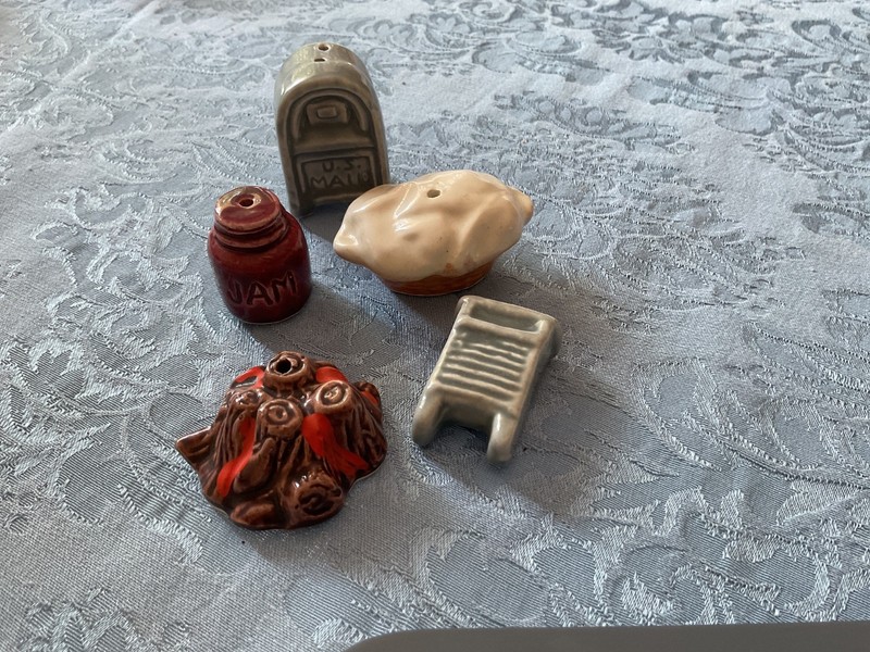 Vintage lot of 5 miniature salt and pepper pieces