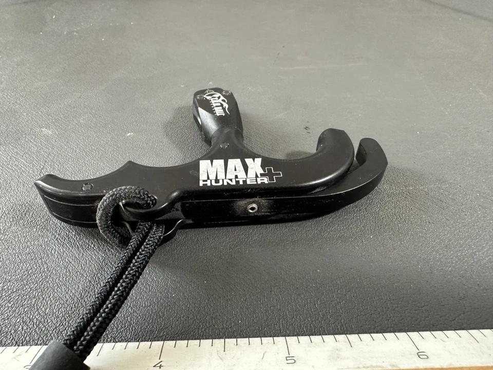 TruBall - Max Hunter Plus - 3 Finger - Thumb Release - w/ Lanyard - Black - Image 3 of 4