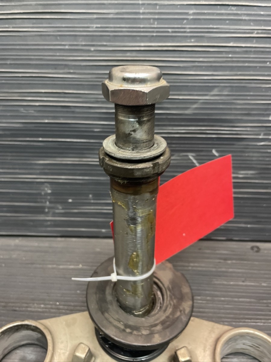2002 Kawasaki Ninja ZX7R bottom triple tree, lower fork