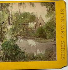 Escena de la naturaleza coloreada con iglesia en fondo - Tarjeta de vista estereoamericana