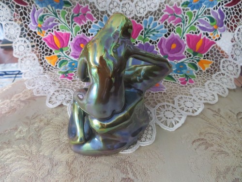 Bandeja de plato de arte antiguo ZSOLNAY DAMA EN la fuente de agua EOSIN verde porcelana - Imagen 3 de 6