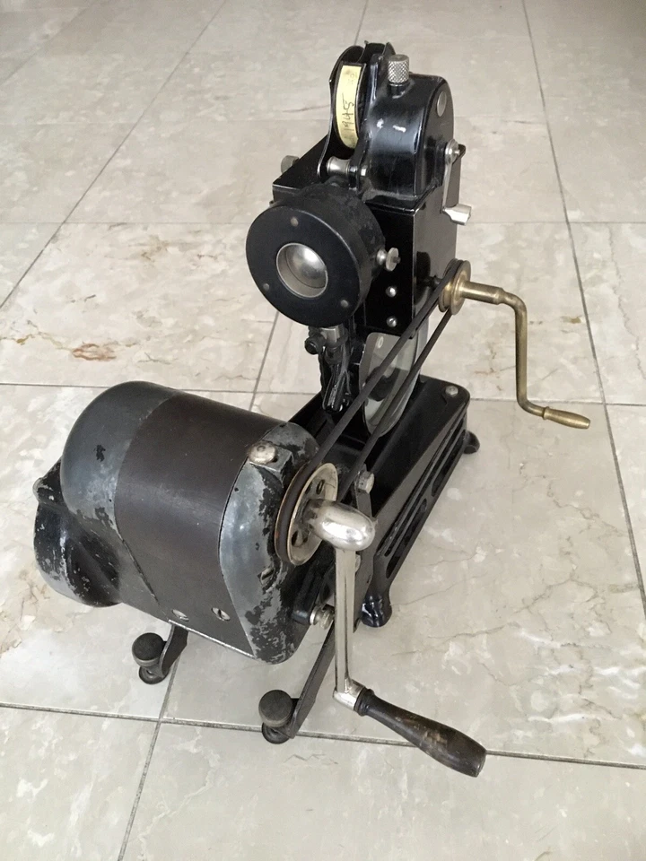 RARE: Pathe Baby « Le Missionnaire » à systeme portatif magneto + 15 Films neufs - Photo 2/4