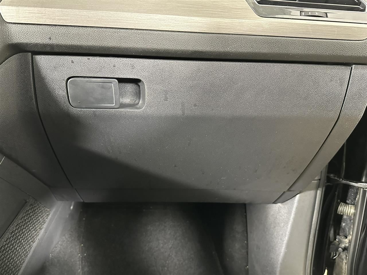 TIGUAN    2018 Glove Box 2731095
