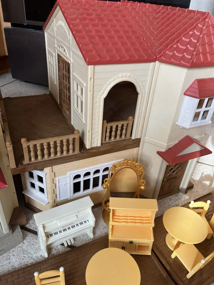 Casa de pueblo de lujo Calico Critters techo rojo casa de campo con critters y accesorios Foto 2 de 4