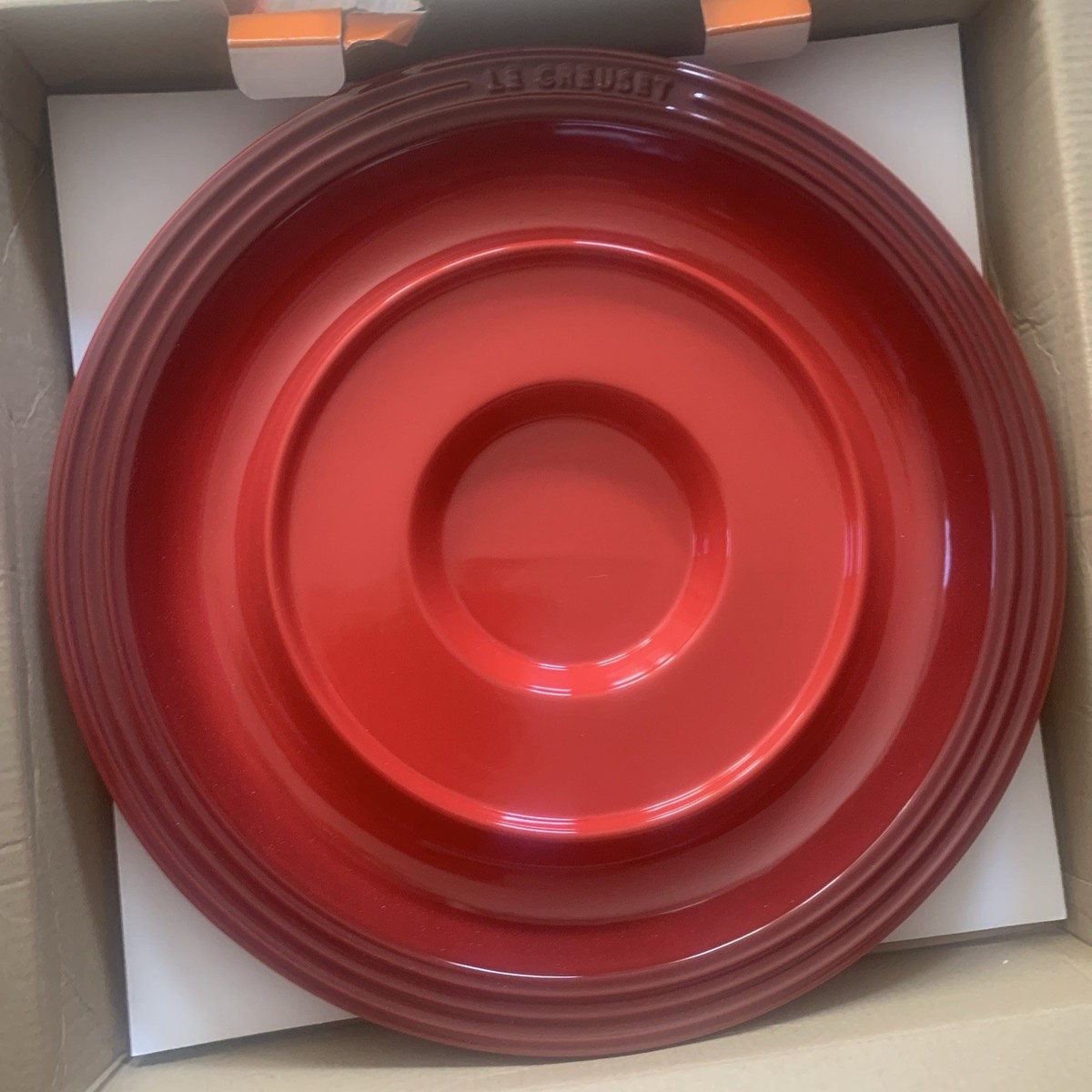 Le Creuset Round Platter With Cutting Board Insert Red