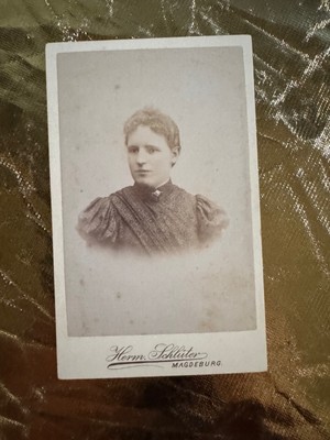 CDV portrait young lady with jewelry around 1890   Hermann Schlütter Magdeburg