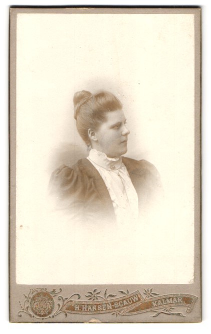 Fotografía H. Hansen-Scauw, Kalmar, retrato señora vestido con mangas abullonadas y alto