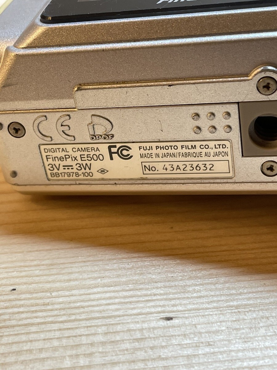 Fujifilm FinePix E500 ~ 4.1MP 3x Zoom ~ Digital Camera Silver