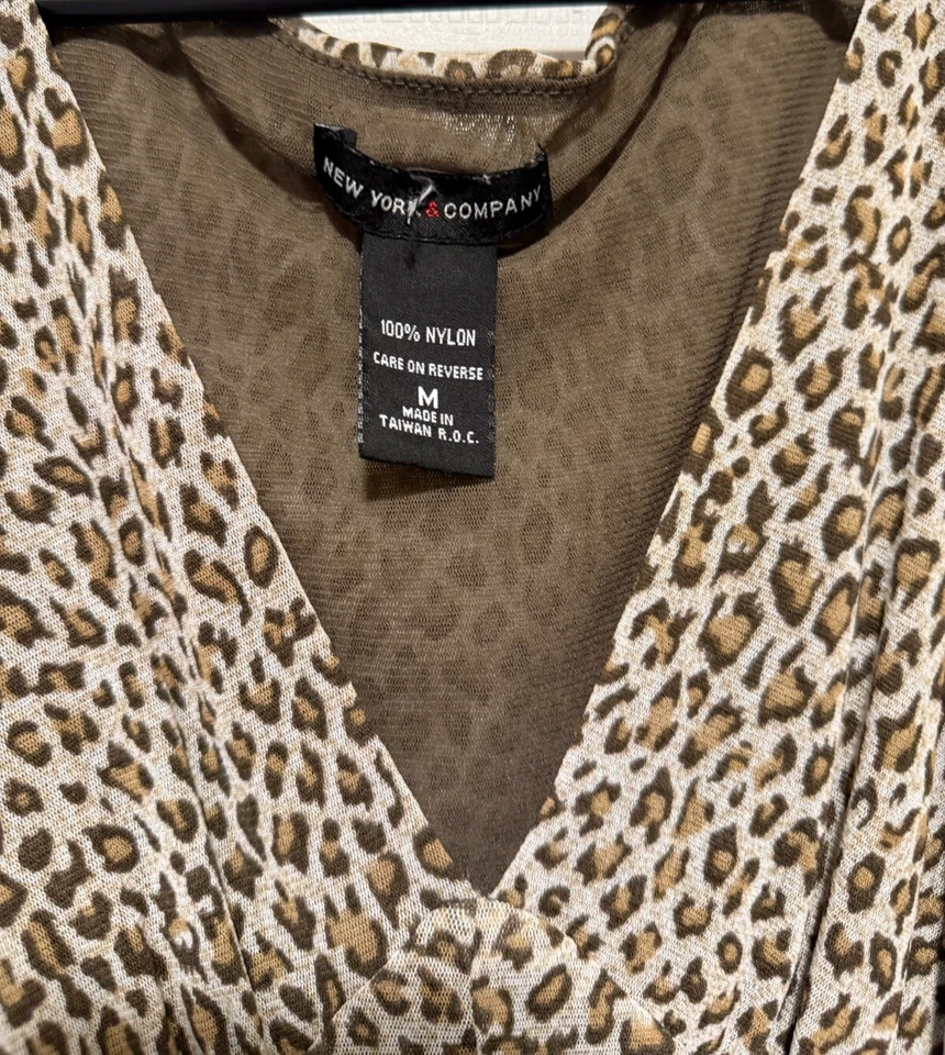 NEW YORK & CO Top Camisa M 8 Busto 32 Largo 27 Blanco Marrón Tostado Estampado Animal Foto 3 de 3