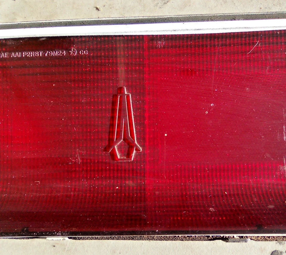 Luz trasera lateral izquierda Plymouth Horizon 1979 LOC-196DG Foto 3 de 4