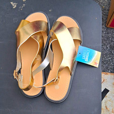 Women s Metallic Gold Strappy Open-Toe Flat Sandals Buckle Faux Leather 8