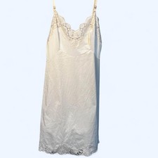 VINTAGE 1960s 1970s VANITY FAIR NIGHTGOWN SLIP LINGERIE CREAM LACE SIZE 34 SMALL