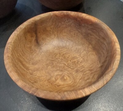 Saladier en bois d'olivier naturel 25 +/- 1 cm avec son lot