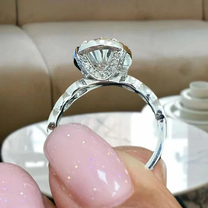 Anillo de compromiso con halo de moissanita de corte ovalado de 4,40 quilates acabado en oro blanco de 14 k Foto 3 de 4