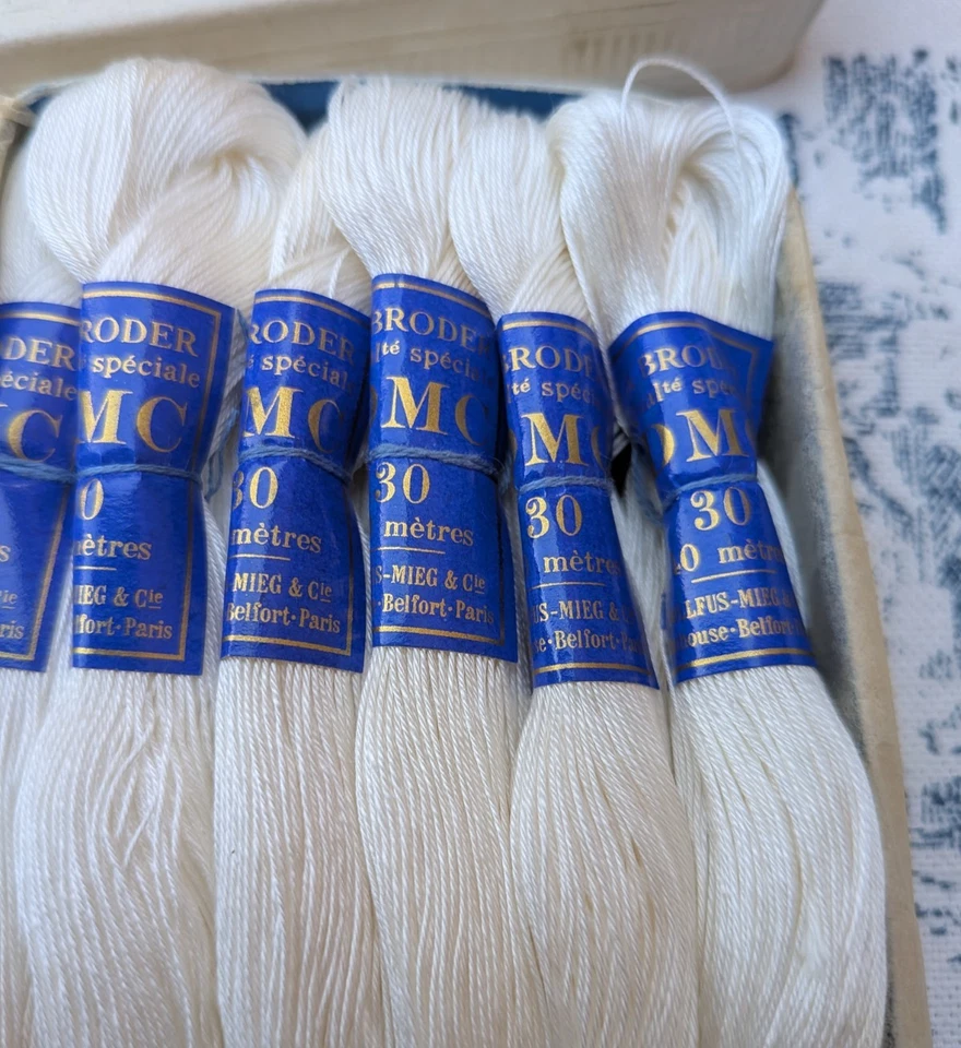 boite ancienne DMC de 12 échevettes coton à broder spécial N°30 blanc neige - Photo 4/4