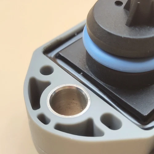 NEW Genuine OEM BOSCH Fuel Rail Pressure Sensor For Volvo S60 S80 V70 XC70 XC90 - Picture 6 of 9