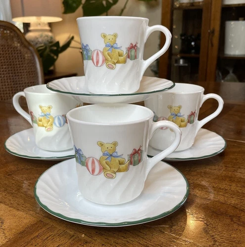Set Of 4 Corning Corelle HOLIDAY MAGIC Swirl Cups Mugs And Saucers Teddy Bear