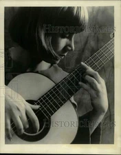 1972 Press Photo Guitarist Alice Artzt holds guitar workshop - hcp20279