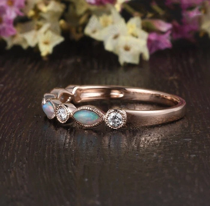 Alianza de boda apilable media eternidad milgrain de diamantes y ópalo corte marquesa Foto 2 de 4