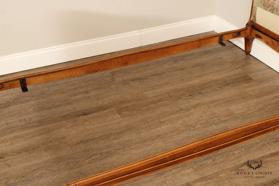 Par de camas dobles tapizadas con marco tallado estilo Luis XV francés Foto 4 de 4