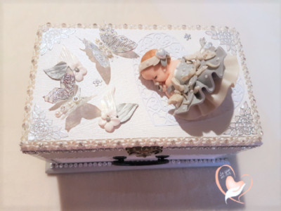 Spieluhr mit Baby Fimo Mädchen grau glänzend und weiß glänzend.