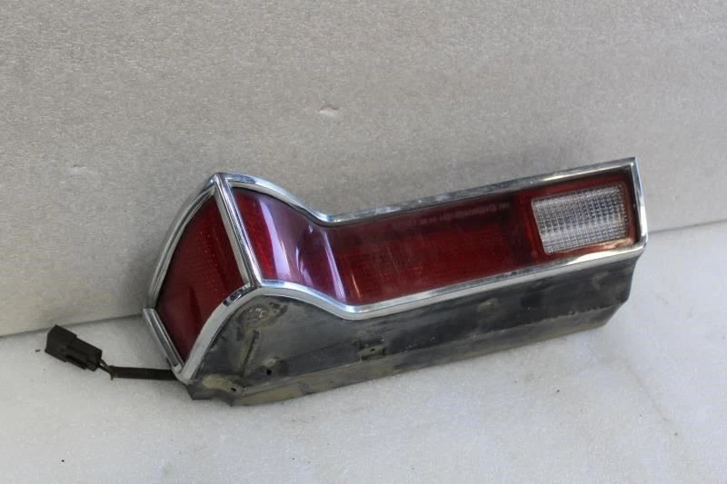 1976 LINCOLN CONTINENTAL MARK IV RIGHT PASSENGER SIDE REAR TAIL LIGHT LAMP - Image 2 of 4