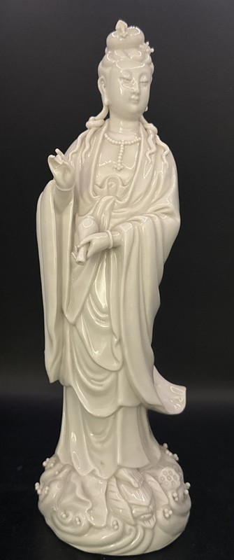 Blanc de Chine Guan Yin porcelain statue, figurine, White lotus flowers VTG 11.5