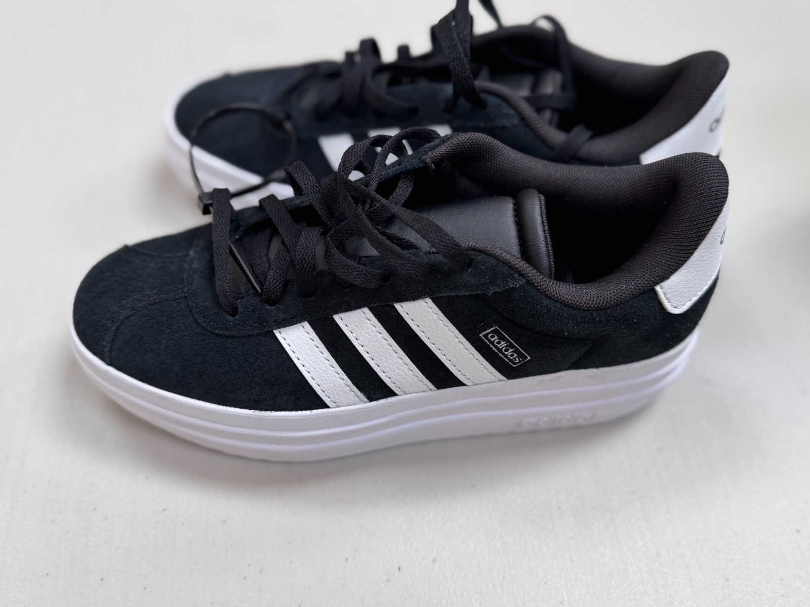 Adidas Black & White Casual Trainers Size UK 4 Classic 3‑Stripes Everyday image 5