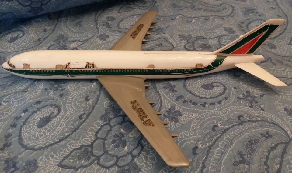 AIR PLAST MILANO AIRBUS A 300 ALITALIA scala 1/100 spare parts ricambi - Immagine 2 di 4