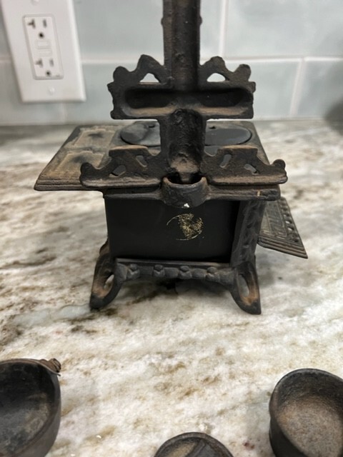 Vintage Miniature Queen Toy Salesman Sample Cast Iron Stove With Pans And  Pot | eBay
