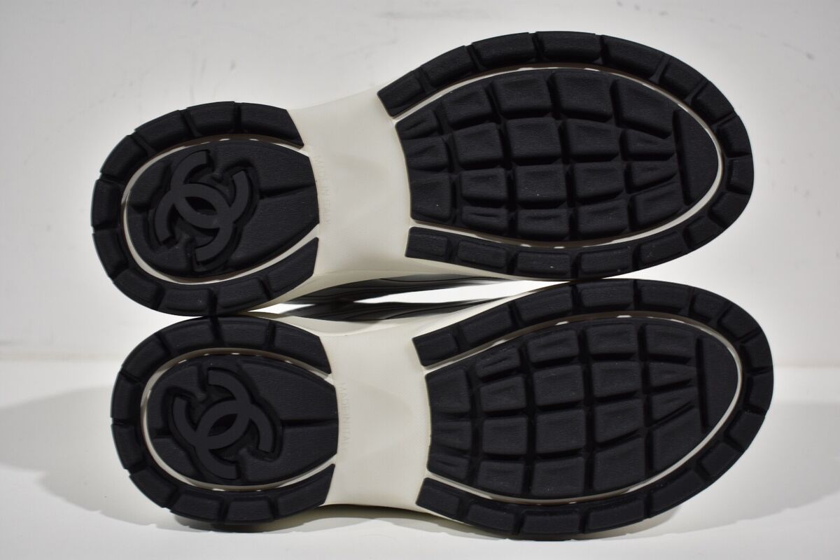 Chanel 23C Gray Silver Metallic CC Logo Lace Up Flat Runner Chanel 23C Gray Silver Metallic CC Logo Lace Up Flat Runner