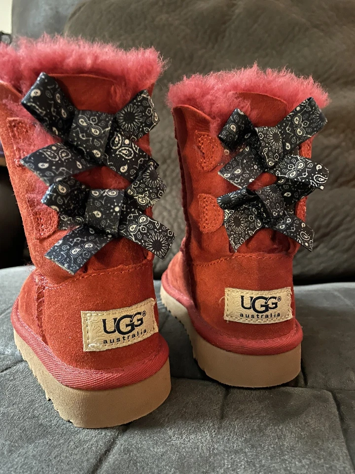 Arco Bailey Uggs para niñas pequeñas talla 7 rojo vino usado en excelente estado Foto 3 de 4