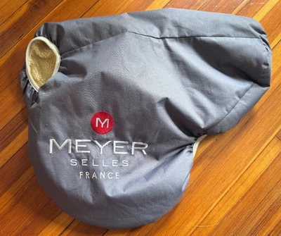 Meyer Lammfell gefütterter Sattelbezug - grau mit roten Meyer Logos - top - Bild 1 von 4