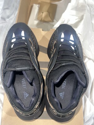 Yeezy 700V3        (CLAY BROWN)  8.5