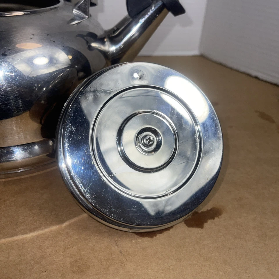 Le Creuset Tea Kettle Stainless Steel Whistling Pot 1.7QT 1.6 L - Image 4 of 4