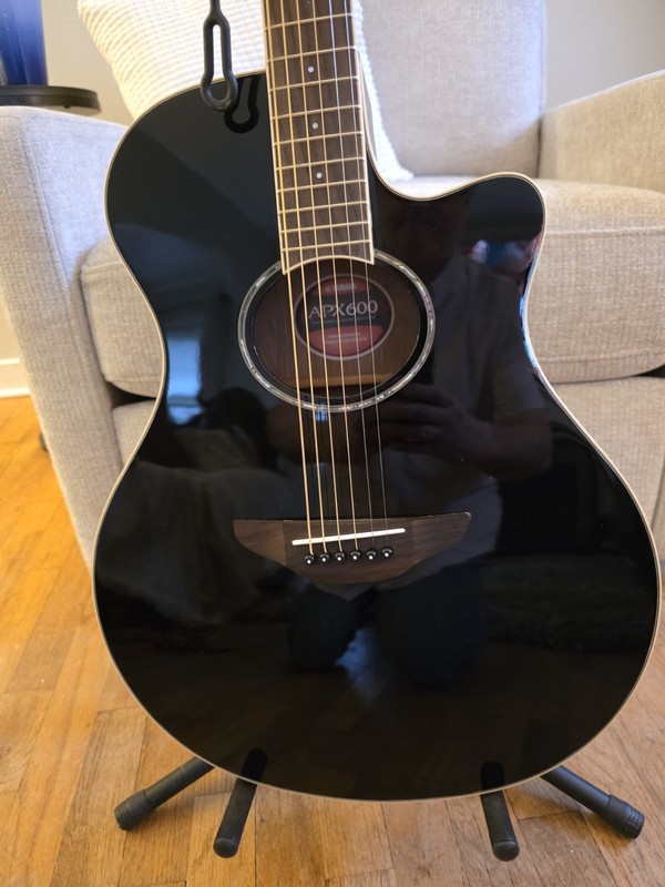 Yamaha APX600 Acoustic Guitar With New Strings, Stand and Roadie 3 Tuner