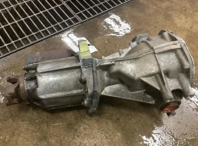 2001-2004 Ford Escape Rear Differential Carrier Assembly OEM - Image 3 of 4