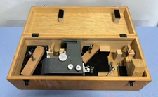 Leitz Wetzlar 659011 XYZ Micromanipulator Microscope Stage w/ Box & Accessories