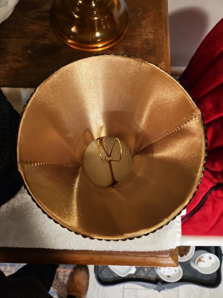 Cinco pantallas de lámpara tipo araña negras con forro de tela dorada Foto 3 de 4