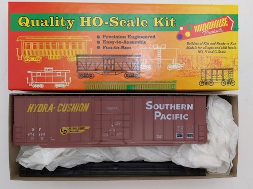 Roundhouse 01824 HO Southern Pacific 50' Hi Cube Rib Side Boxcar # 674885 Kit | Zustand: New