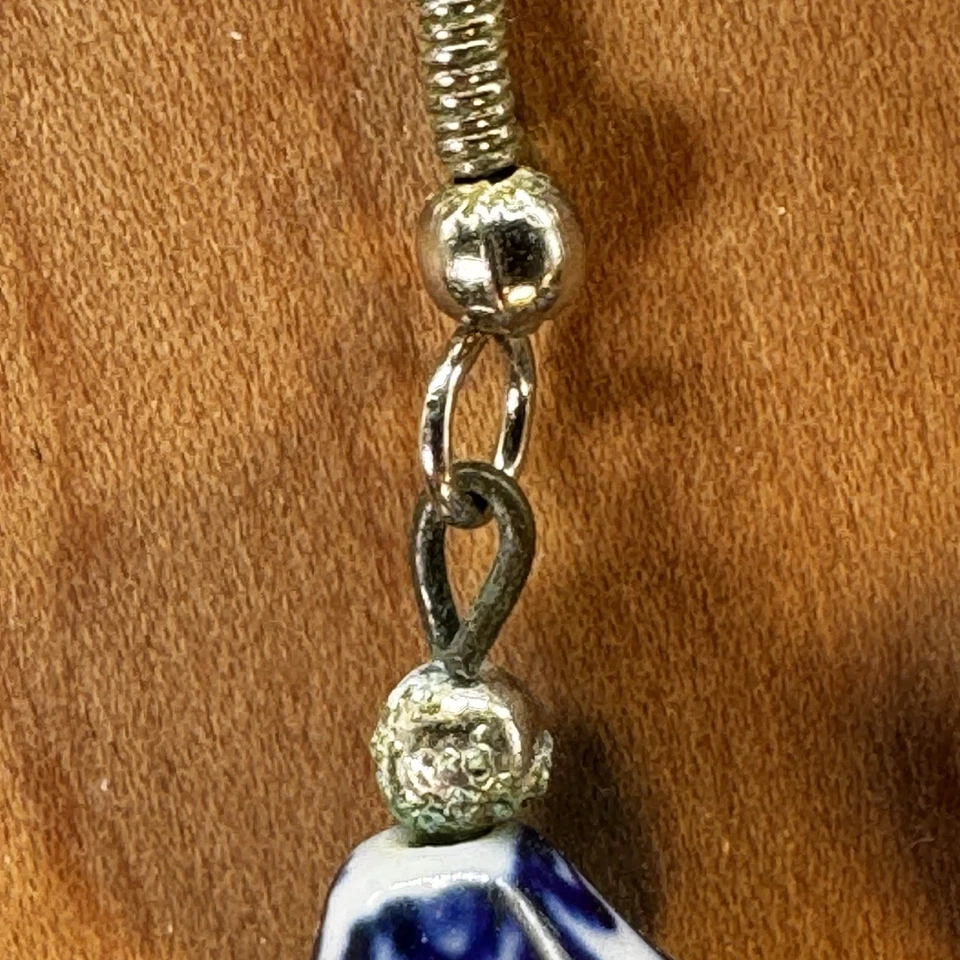 Pendientes colgantes de porcelana china azul cobalto y blanco con cuentas de linterna tono plata Foto 3 de 4