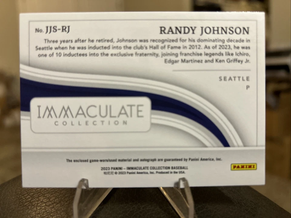 Chaqueta Jumbo Colección Immaculate 2023 Signatures Salón de la fama Randy Johnson 3/3 #JJS-RJ Foto 3 de 3