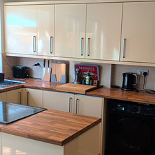 Cream Gloss Kitchen Units, Worktop, Drawers, Appliances. Dismantle& Collection.
