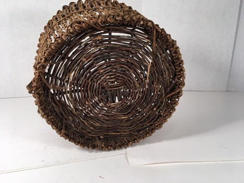 LARGE VINTAGE ANTQ PRIMITIVE HANDMADE ROUND WOVEN TWIG VINE WOOD FARM BASKET 10” - Picture 9 of 10