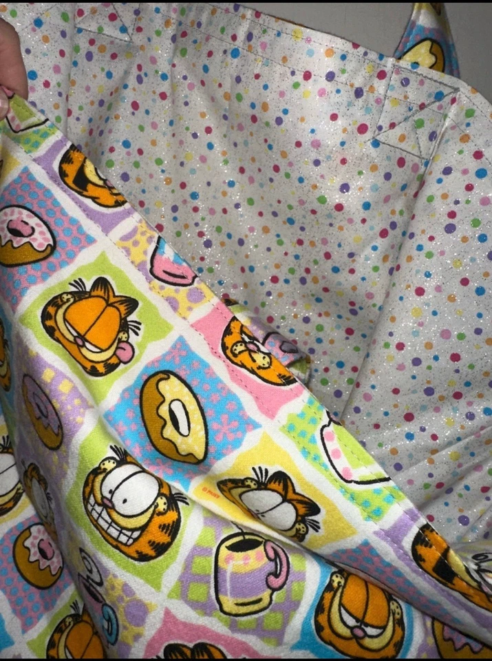 Двусторонняя моющаяся сумка-тоут ручной работы Garfield And His Favorite Treats на коленях - Изображение 3 из 4