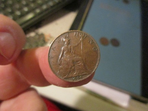 Britain - 1896 Farthing - Queen Victoria - Picture 2 of 2