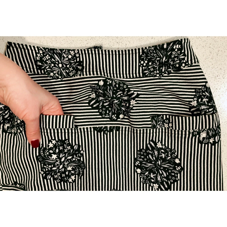 Saia lápis cerimônia de abertura preta branca cinza listrada floral bolsos tamanho P 2 4 - Imagem 4 de 4