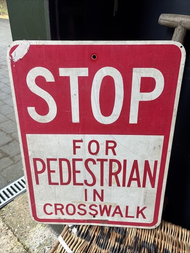 Señal de tráfico American Stop para peatón en cruce peatonal