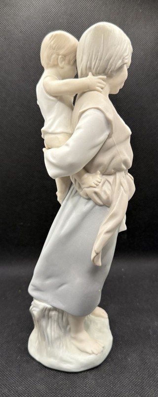 LLADRO MOTHER WITH BABY CHILD ON BACK VINTAGE RETIRED 10"