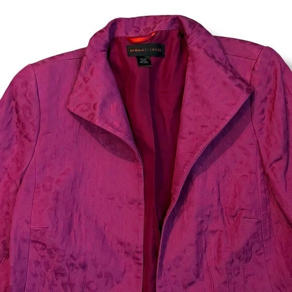 Chaqueta Blazer Nina McLemore Frente Abierto Seda Jacquard Bolsillos Forrada Magenta Mediana Foto 3 de 4